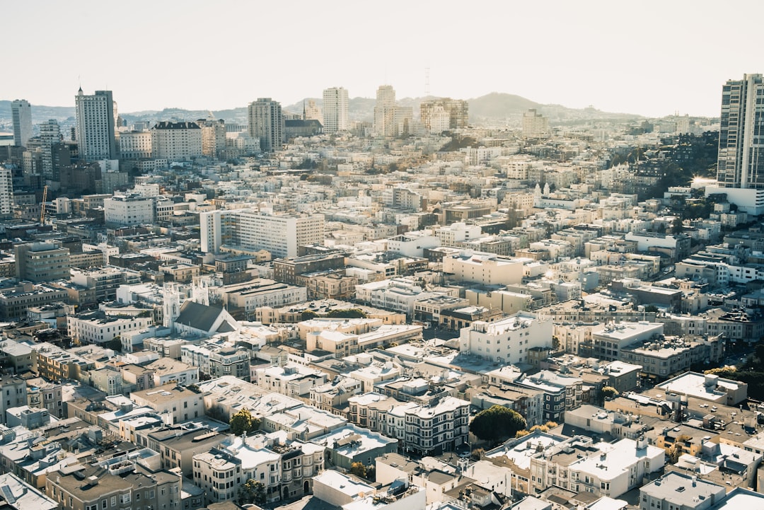 découvrez l'excitation et l'adrénaline d'une aventure urbaine inoubliable. explorez des lieux cachés, vivez des expériences uniques et plongez au cœur de votre ville comme jamais auparavant.