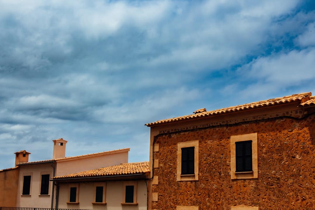 découvrez le charme authentique d'une maison en pierre, alliant élégance intemporelle et confort moderne. plongez dans l'univers chaleureux de la pierre, où chaque maison raconte une histoire unique, parfaite pour des moments inoubliables en famille ou entre amis.